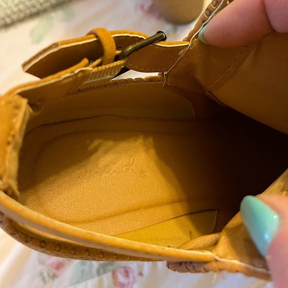 QUPID Tobin Short Booties Women’s Size 10 Tan Distress Nubuck Brown like new! - Picture 8 of 10